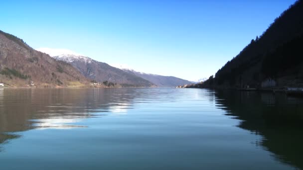 Kristallklares Wasser von Gletscherfjorden — Stockvideo