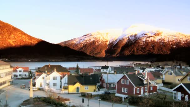 Poklatkowy zachód słońca nad norweskim mieście obok fiordu — Wideo stockowe