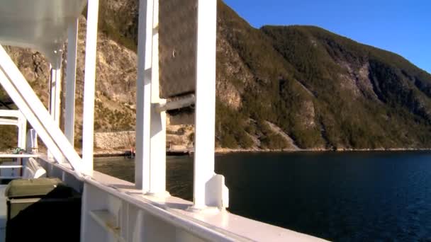 Grote boot verankerd naast het kristal water van een glaciale fjord — Stockvideo