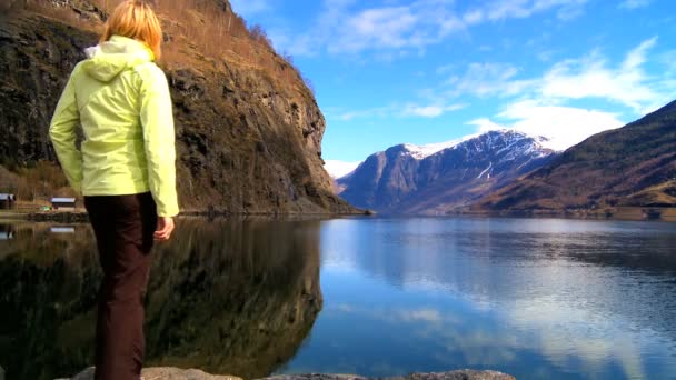 Lone giovane femmina soddisfa le sue ambizioni — Video Stock