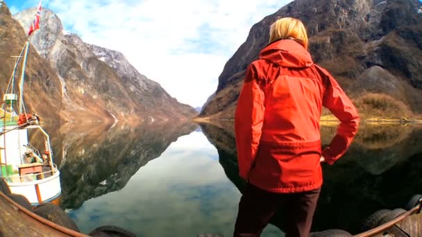 Eenzame jonge vrouwelijke vervullen van haar ambities — Stockvideo