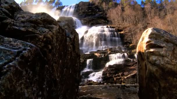 Kaskadenwasser eines mächtigen Wasserfalls stürzt auf Felsen — Stockvideo