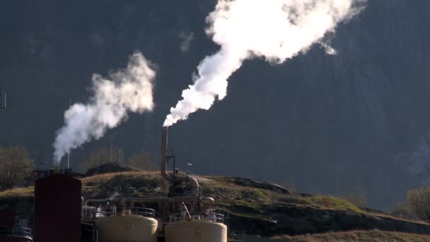 Olie raffinaderij rook vervuilen de lucht in een glaciale vallei — Stockvideo