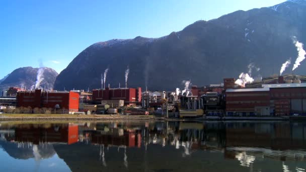 Procesamiento de refinerías de petróleo del Mar del Norte junto a un fiordo glaciar — Vídeos de Stock