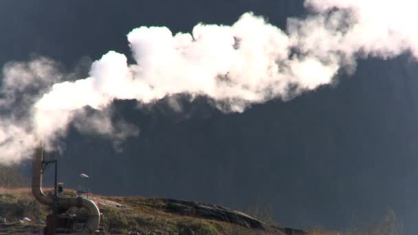 Olie raffinaderij rook vervuilen de lucht in een glaciale vallei — Stockvideo