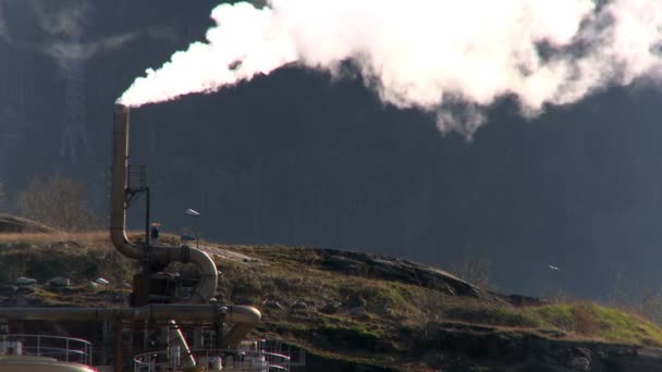 Olie raffinaderij rook vervuilen de lucht in een glaciale vallei — Stockvideo