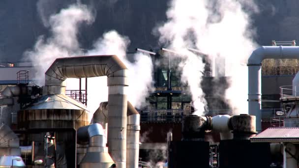 Oil refinery smoke polluting the air in a glacial valley — Stock Video