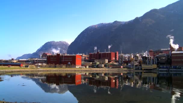 Refinaria de petróleo processamento de óleo do Mar do Norte ao lado de um fiorde glacial — Vídeo de Stock