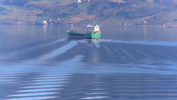 Szállító-mentén egy jeges fjord Északi-tenger olaj olajszállító tartályhajó — Stock videók