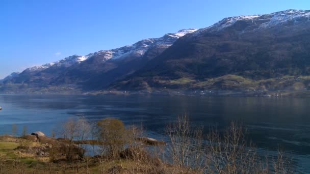 Aguas cristalinas y montañas de fiordos glaciares — Vídeos de Stock