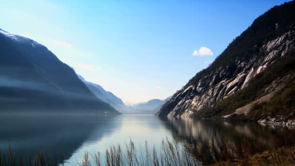 Aguas cristalinas y montañas de fiordos glaciares — Vídeos de Stock