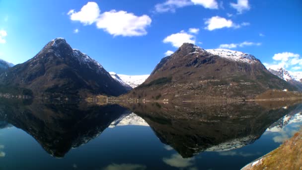 Poklatkowy chmury nad krystalicznie czyste wody polodowcowe fiord — Wideo stockowe