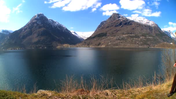 Lone young female hiker fulfilling her ambitions — Stock Video