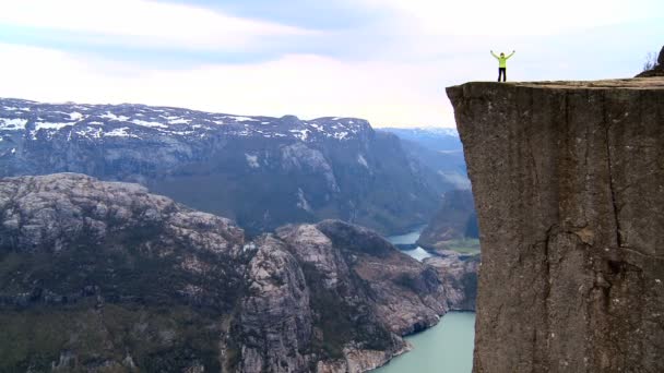 Jovem solitária no topo do mundo cumprindo suas ambições — Vídeo de Stock