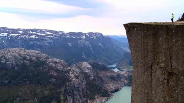 Jovem solitária no topo do mundo cumprindo suas ambições — Vídeo de Stock