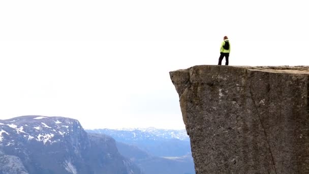 Jeune femme seule au sommet du monde réalisant ses ambitions — Video