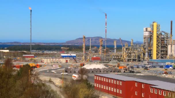 Refinaria de petróleo processamento de petróleo do Mar do Norte ao lado de um fiorde nórdico — Vídeo de Stock