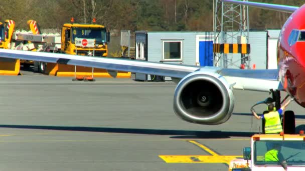 Kommersiella jet trafikflygplan förbereds för flyg — Stockvideo