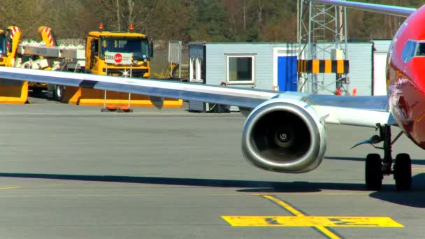 Kommersiella jet trafikflygplan förbereds för flyg — Stockvideo