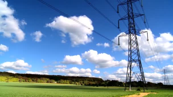 Elektrik direkleri ile bir alanın üzerinde zaman atlama bulutlar — Stok video