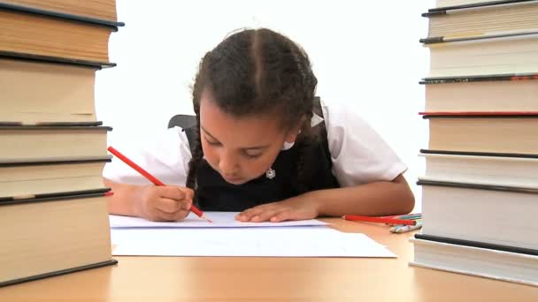 Söt afroamerikanska skolflicka tidig inlärning med färgpennor — Stockvideo
