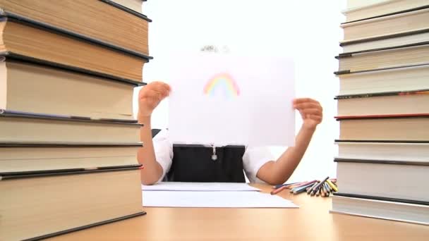 Милий школярка афро-американських раннє навчання з кольорові олівці — стокове відео