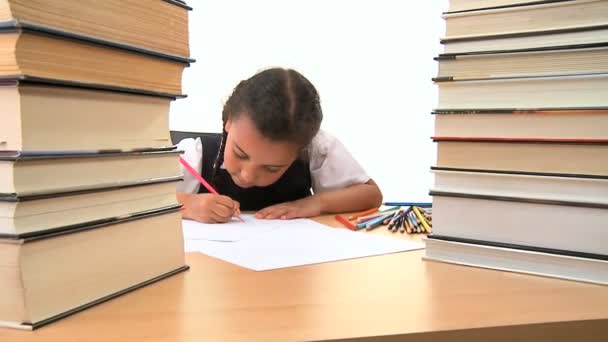 Симпатичная африканская американская школьница рано учится с цветными карандашами — стоковое видео