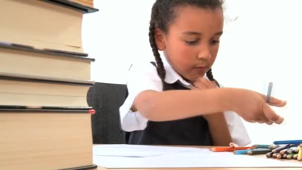 Lindo africano americano colegiala aprendizaje temprano con lápices de colores — Vídeos de Stock