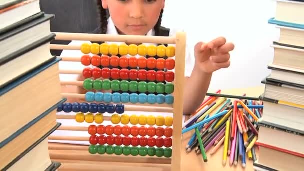 Estudante americano afro bonito aprendendo cedo contando com um ábaco — Vídeo de Stock