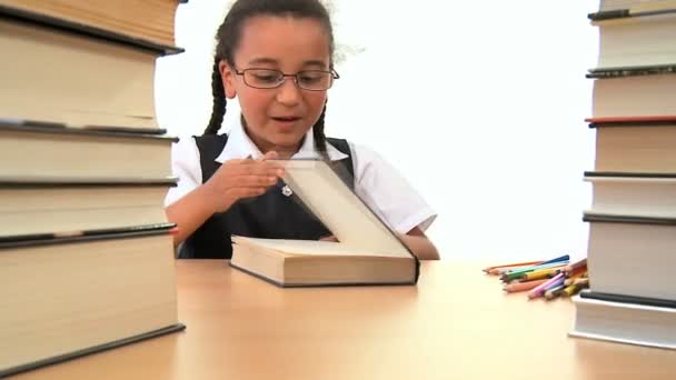 Schattig Afro-Amerikaanse schoolmeisje leren op jonge leeftijd met een boek — Stockvideo