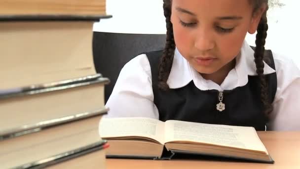 Schattig Afro-Amerikaanse schoolmeisje leren op jonge leeftijd met een boek — Stockvideo