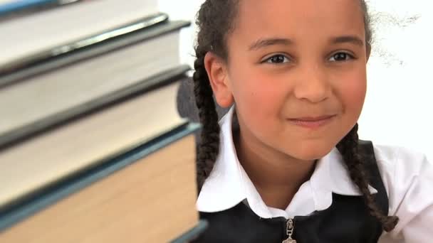 Симпатичная африканская американская школьница рано учится с книгой — стоковое видео