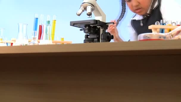Schattig Afro-Amerikaanse schoolmeisje vroeg leren elementaire wetenschap — Stockvideo