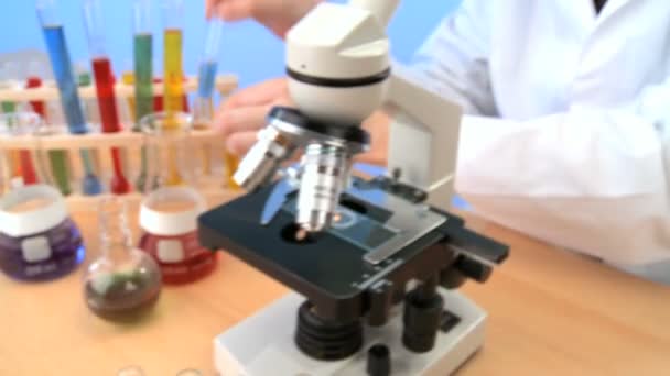 Insegnante con attrezzatura di laboratorio della scuola elementare — Video Stock