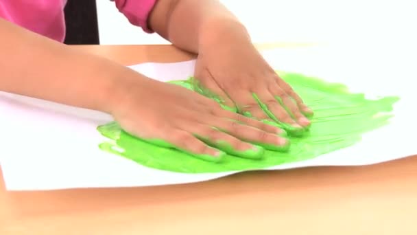 Jong kind leren op jonge leeftijd met de hand schilderij — Stockvideo