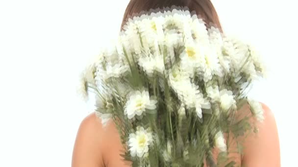 Молодая западная восточная девушка наслаждается терапевтическим наслаждением цветами — стоковое видео