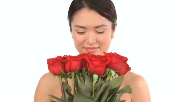 Junge orientalische japanische Mädchen genießen das therapeutische Aroma von Blumen — Stockvideo