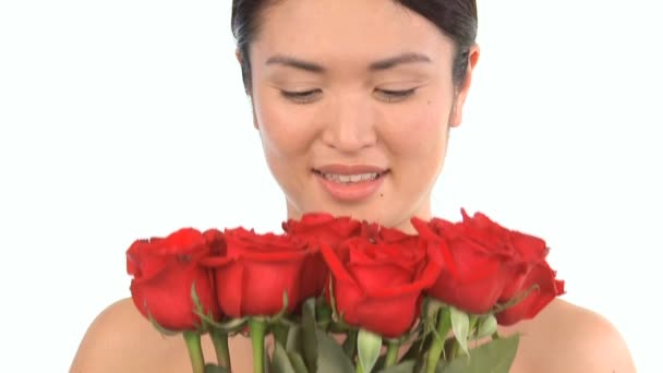 Молодая восточная японская девушка наслаждается терапевтическим ароматом цветов — стоковое видео