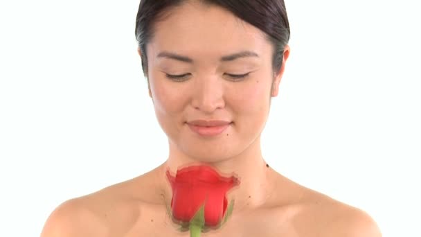 Jovem oriental menina japonesa desfrutando do aroma terapêutico das flores — Vídeo de Stock