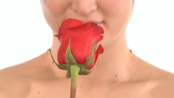 Jovem oriental menina japonesa desfrutando do aroma terapêutico das flores — Vídeo de Stock