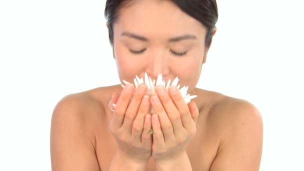 Jovem oriental menina japonesa desfrutando do aroma terapêutico das flores — Vídeo de Stock