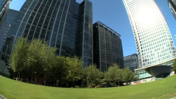 Edificios urbanos modernos y lugares de trabajo en lente de ojo de pez — Vídeos de Stock
