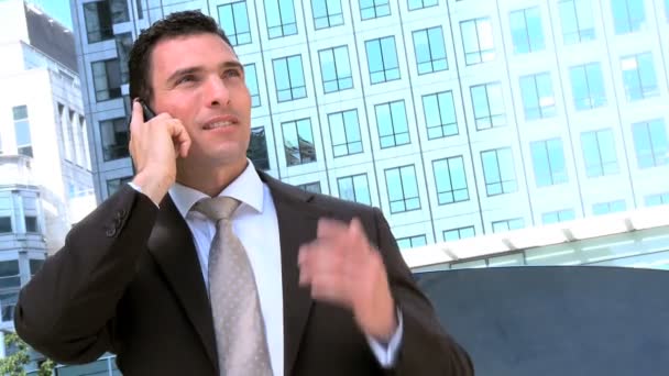 Ambitieuze jonge stad zakenman werkt aan een mobile(cell) telefoon — Stockvideo