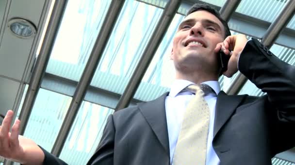 Mobile(cell) 電話に取り組んでいる野心的な若い都市のビジネスマン — ストック動画