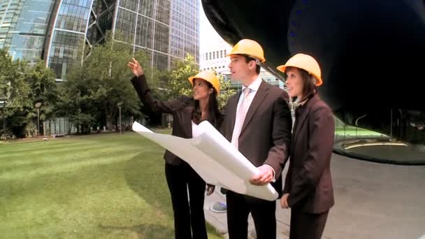 Absolvent architekti usnadnění město stavební plány — Stock video