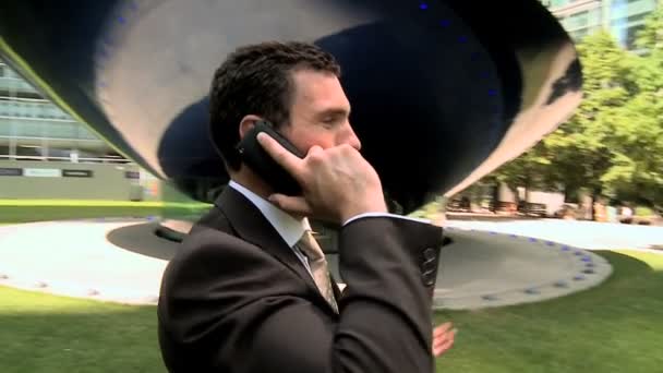 Inteligentne miasto młody człowiek biznesu rozmowy na telefon mobile(cell) — Wideo stockowe