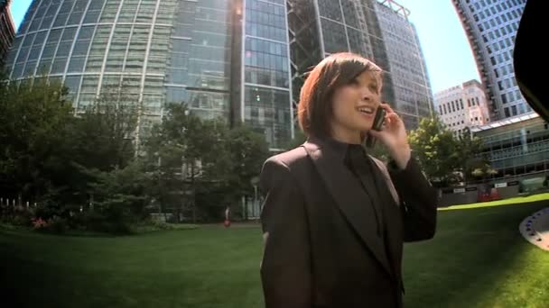 Jovem mulher de negócios da cidade falando no celular (celular) telefone ao ar livre — Vídeo de Stock