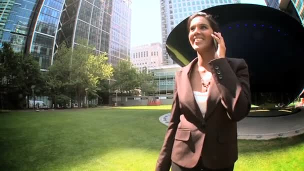 Молода міська бізнес-леді розмовляє на мобільному (клітинному) телефоні на відкритому повітрі — стокове відео