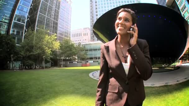 Unga staden affärskvinna talar på Mobile(cellen) telefonen utomhus — Stockvideo