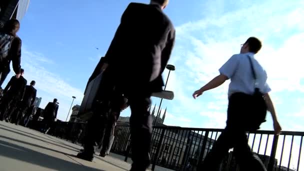 Slow motion city commuters in silhouette — Stock Video